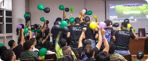 Membros da InfoJr em um evento comemorando